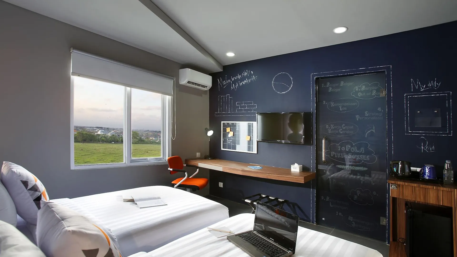 Berry Biz Hotel Seminyak