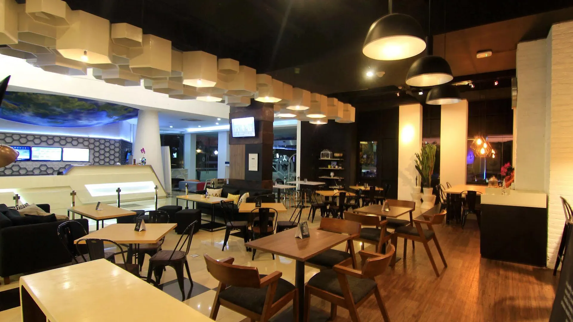 Berry Biz Hotel Seminyak