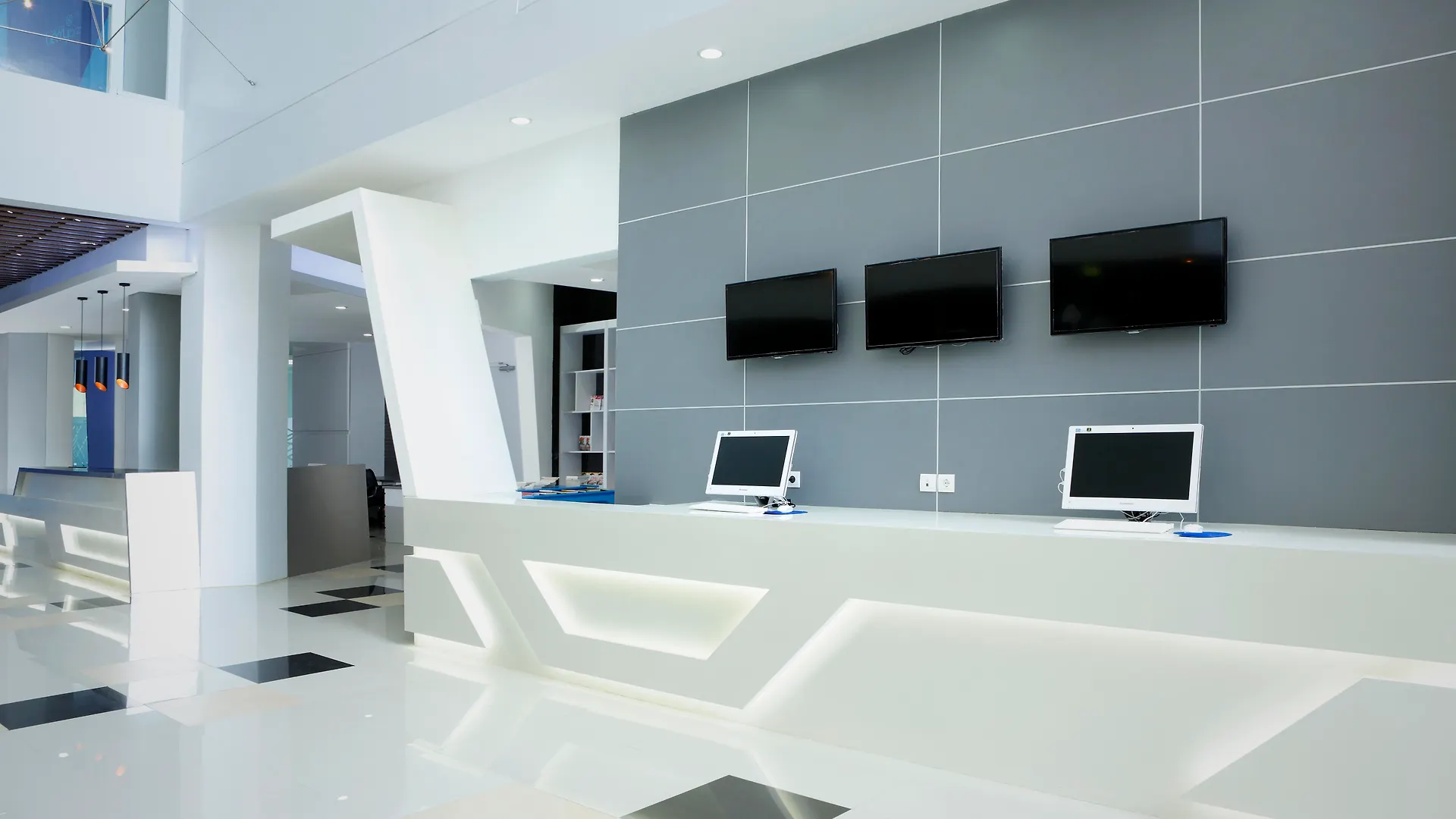 Berry Biz Hotel スミニャック